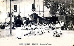 ARMEE D'AFRIQUE - ZOUAVES - UN ASSAUT D'ARMES